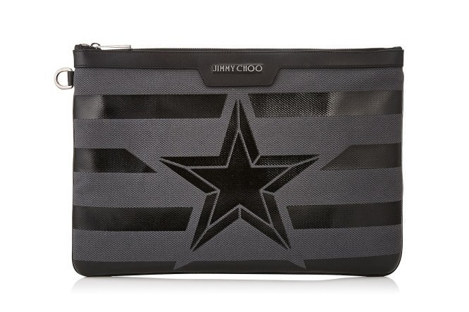 ジミー チュウのメンズクラッチバッグ「デレク」新作、ストリート風ロゴやスタープリント新色