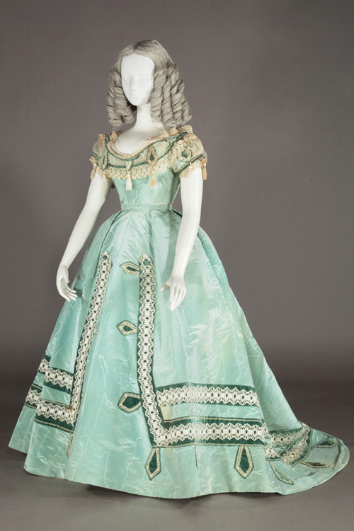 「憧れのイヴニング・ドレス ―パリ・オートクチュールを中心に―」 イヴニング・ドレス 1865年頃 フランス 神戸ファッション美術館蔵