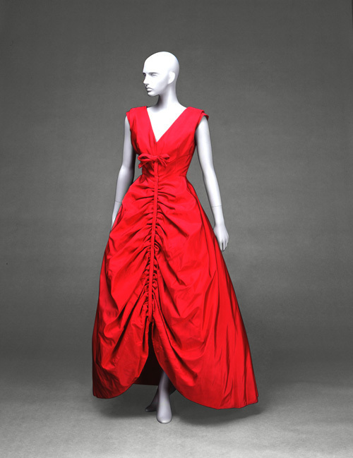 「憧れのイヴニング・ドレス ―パリ・オートクチュールを中心に―」 クリスチャン・ディオール ボウル・ガウン 1957年 神戸ファッション美術館蔵