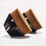 シュウ ウエムラ “花びら肌”を叶える新クッション ファンデーション、ピンク色の限定ブラシも｜写真5