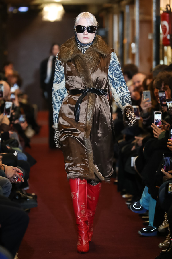 ヴェトモン(VETEMENTS) 2018-19年秋冬ウィメンズ&メンズコレクション シルエット - 写真1