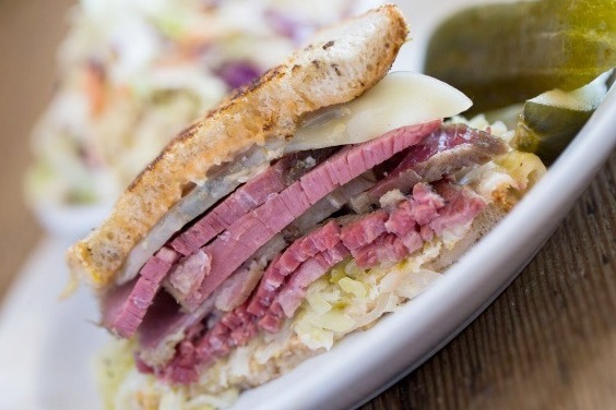 ローカルフード｜サンフランシスコ発カフェ「ワイズ サンズ」が日本初上陸、丸ビルで味わえる本場のパストラミ