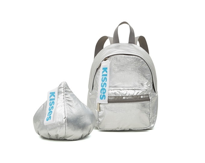 左から) Hershey Kiss Wristlet 8,000円+税、Cruising Backpack 21,000円+税