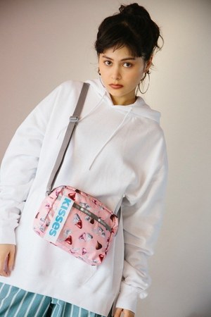 レスポートサック×ハーシー「キスチョコ」モチーフのバッグや