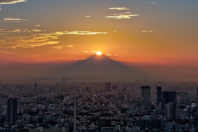 「ダイヤモンド富士」を六本木ヒルズ展望台で、後光が差した富士山＆東京の夕景を堪能｜写真1