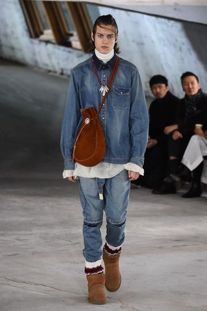 UGG x sacaiのコラボブーツ、クラシックな羊革モデルにニット素材を 