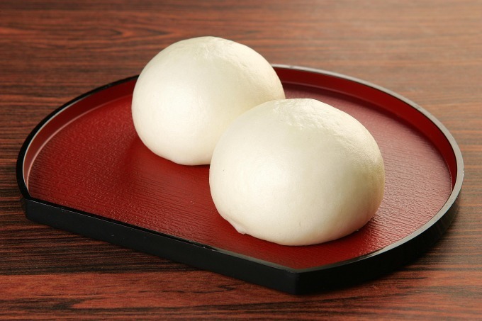 大阪の人気和菓子「喜八洲総本舗」炙ってタレを絡める“みたらし団子”や蒸したて熱々“酒饅頭” | 写真