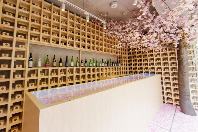 「サクラチルバー」佐賀の日本酒を飲み比べできる限定バーが佐賀に限定オープン、"桜の花びらプール"も｜写真4