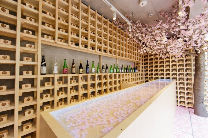 「サクラチルバー」佐賀の日本酒を飲み比べできる限定バーが佐賀に限定オープン、"桜の花びらプール"も｜写真5