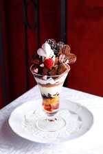 資生堂パーラー「バレンタインパフェ」銀座本店で - 仏産のチョコレートを使ったソルベやブラウニー｜写真1