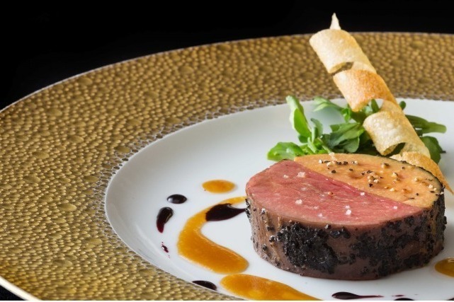 ガストロノミー“ジョエル・ロブション”バレンタイン限定コース、目の前で切り分ける牛フィレ肉