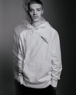 サタデーズNYC×フラグメント - ”稲妻ロゴ”を配したコラボパーカーやTシャツ｜写真1