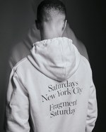サタデーズNYC×フラグメント - ”稲妻ロゴ”を配したコラボパーカーやTシャツ｜写真2