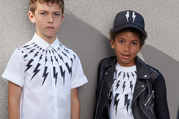 ニール バレット初のキッズコレクションが登場、“稲妻”モチーフのシャツやフーディー