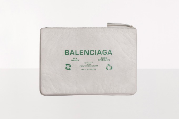 バレンシアガ限定カラー"ホワイト×グリーン"のバッグ＆サンダル、伊勢丹新宿メンズ館で｜写真2