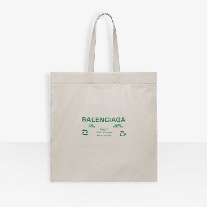 バレンシアガ限定カラー"ホワイト×グリーン"のバッグ＆サンダル、伊勢丹新宿メンズ館で｜写真1