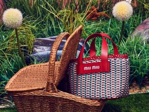 ミュウミュウ新作バッグ、エコレザーのカゴバッグやマテラッセ ミュウミュウ新作バッグ、エコレザーのカゴバッグやマテラッセ