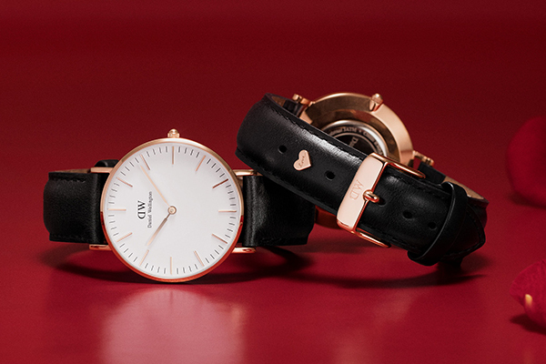 ダニエル・ウェリントンの新作腕時計「クラシック ペティット ボンダイ ブラック」白ベルト×黒文字盤 - ファッションプレス