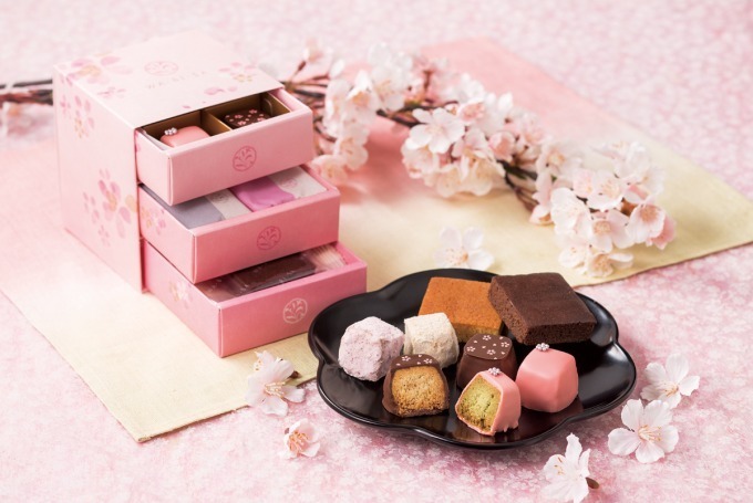 「ワビサ」春限定菓子 - ピンク色のざらめと金箔を散りばめたサクラ味のカステラ｜写真7