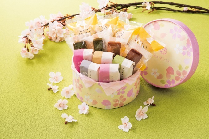 「ワビサ」春限定菓子 - ピンク色のざらめと金箔を散りばめたサクラ味のカステラ｜写真4