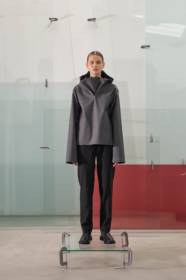 「マッキントッシュ 0002」キコ・コスタディノフによる“ガラス”着想のコートやジャケット | 写真