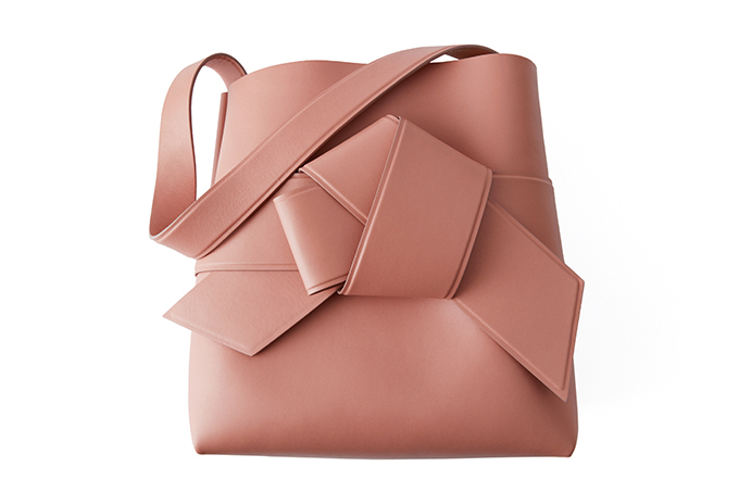 アクネ ストゥディオズの「Musubi」バッグに新サイズ＆カラー - 着物の帯揚げに着想