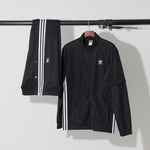 アディダス オリジナルスから日本限定トラックスーツ、裾の“スナップボタン”でシルエットを自由自在に｜写真1