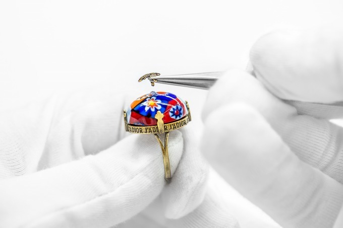 2018年春夏コレクション｜ディオール“ニキ・ド・サンファル”の作品をモチーフにしたネックレスやリング