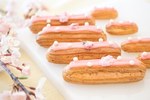 アンダーズ 東京の桜スイーツ、桜の香りが広がるエクレア＆花びら付きマカロン - ブッフェも｜写真1