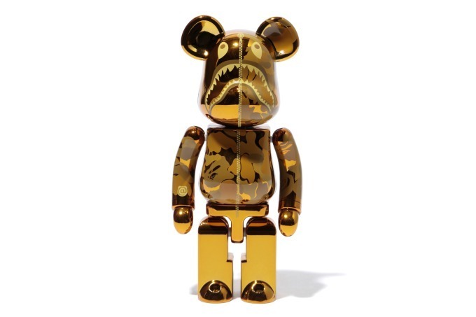 ベイプより「超合金」のベアブリック - ゴールド＆シルバーのカモ柄、耳つきフーディも