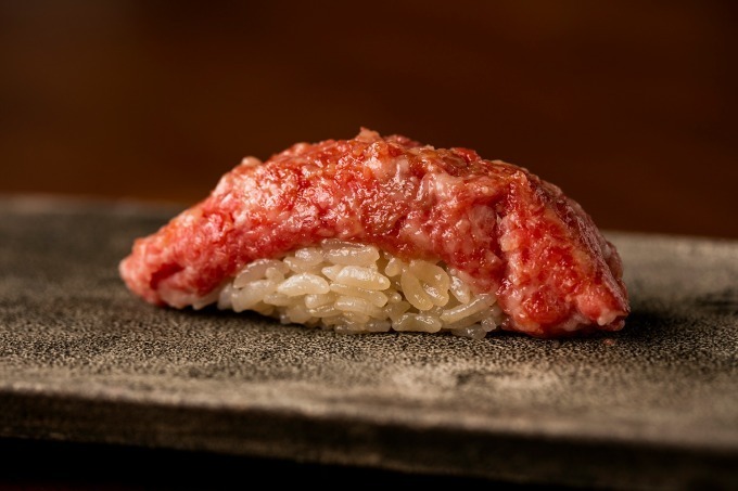 「肉寿司 KINTAN」日本橋コレド室町に、牛肉の希少部位を雲丹やフォアグラと合わせて｜写真5