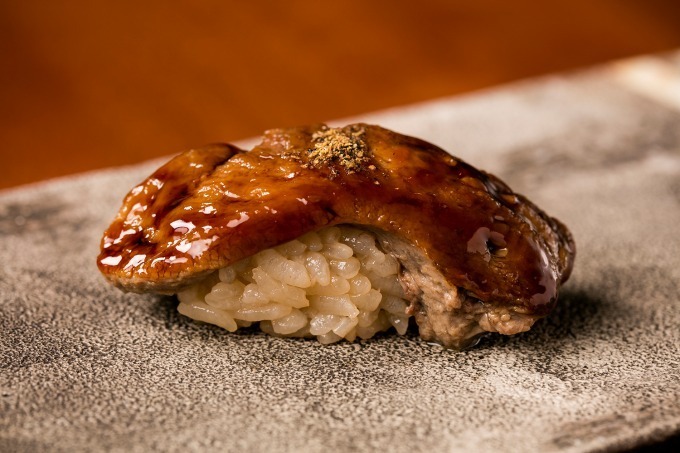 「肉寿司 KINTAN」日本橋コレド室町に、牛肉の希少部位を雲丹やフォアグラと合わせて｜写真2