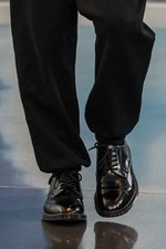 ゴーシャ ラブチンスキー×ドクターマーチン、タッセル付きローファーなどトラッドなシューズ｜写真1