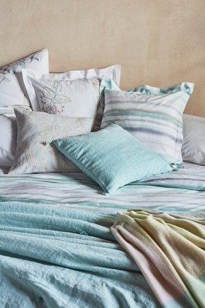 Zara Home18春夏新作ベッド クッションカバー トンボやイチョウを描いたパステルカラー ファッションプレス Zara Home18春夏新作ベッド クッションカバー トンボやイチョウを描いたパステルカラー ファッションプレス