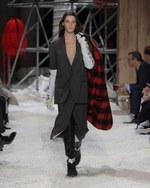 カルバン・クライン 205W39NYC 18年秋コレクション、ジェンダーの垣根を超えた近未来｜写真41