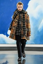 しろねこ　バーバリー✖️ゴーシャラブチンスキー　コート ゴーシャ ラブチンスキー」が「バーバリー」とコラボ - WWDJAPAN