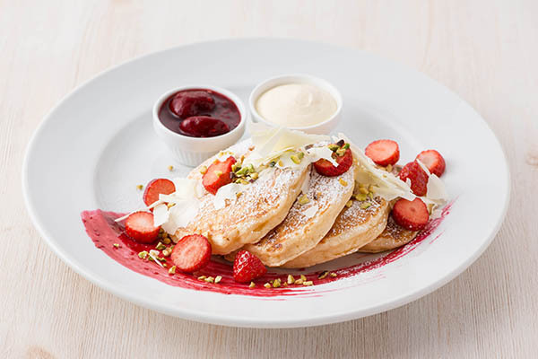 「サラベス」ホワイトデー限定パンケーキ - ホワイトチョコレートを練り込んだ特製の生地に苺を飾って