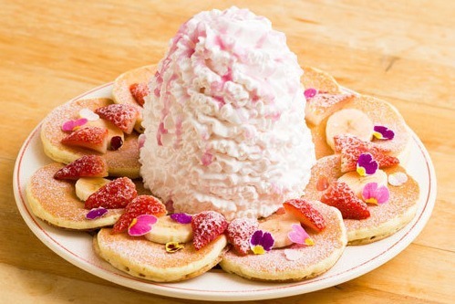 エッグスンシングス「桜とフレッシュフルーツのエワルパンケーキ」