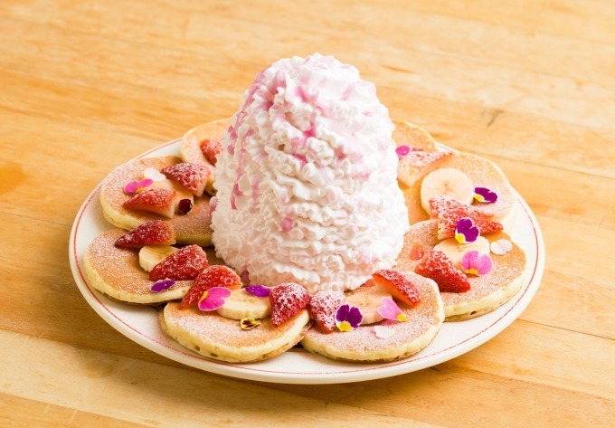 エッグスンシングス(Eggs 'n Things) 桜とフレッシュフルーツのエワルパンケーキ｜写真1