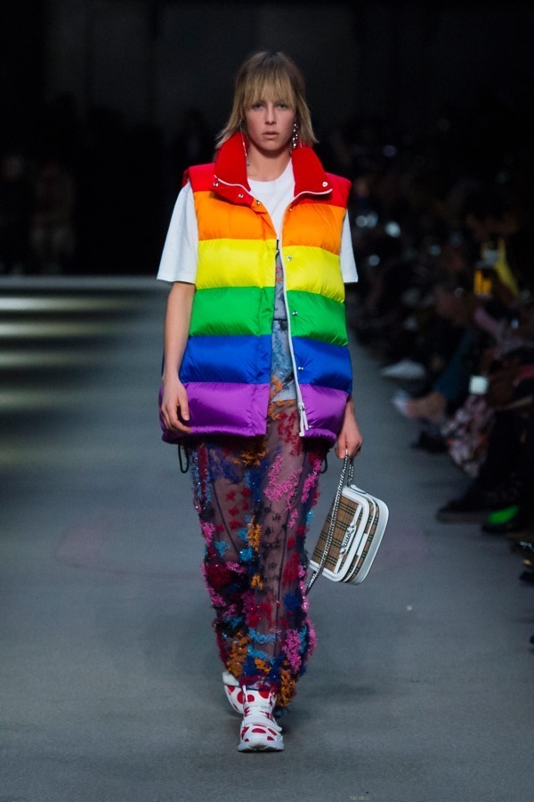 バーバリー 2018-19年秋冬コレクションより
