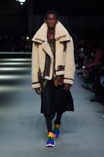 バーバリー 2018 フェブラリー コレクション、クリストファー・ベイリー手掛けるラストショーは虹色｜写真30