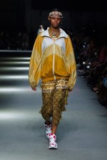 バーバリー 2018 フェブラリー コレクション、クリストファー・ベイリー手掛けるラストショーは虹色｜写真24