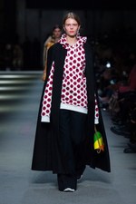 バーバリー 2018 フェブラリー コレクション、クリストファー・ベイリー手掛けるラストショーは虹色｜写真28