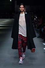 バーバリー 2018 フェブラリー コレクション、クリストファー・ベイリー手掛けるラストショーは虹色｜写真21