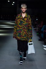 バーバリー 2018 フェブラリー コレクション、クリストファー・ベイリー手掛けるラストショーは虹色｜写真41