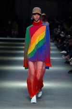 バーバリー 2018 フェブラリー コレクション、クリストファー・ベイリー手掛けるラストショーは虹色｜写真71