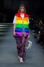 バーバリー 2018 フェブラリー コレクション、クリストファー・ベイリー手掛けるラストショーは虹色｜写真75