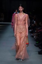 バーバリー 2018 フェブラリー コレクション、クリストファー・ベイリー手掛けるラストショーは虹色｜写真62