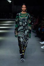 バーバリー 2018 フェブラリー コレクション、クリストファー・ベイリー手掛けるラストショーは虹色｜写真35