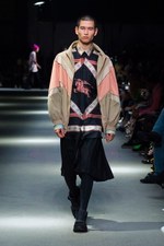 バーバリー 2018 フェブラリー コレクション、クリストファー・ベイリー手掛けるラストショーは虹色｜写真67